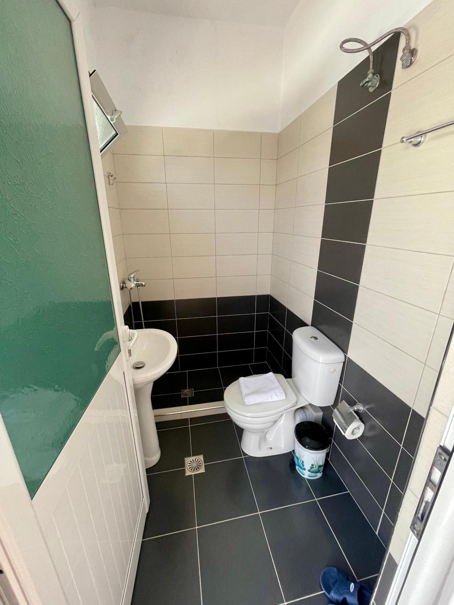 Keivi Guesthouse Sarande Bagian luar foto