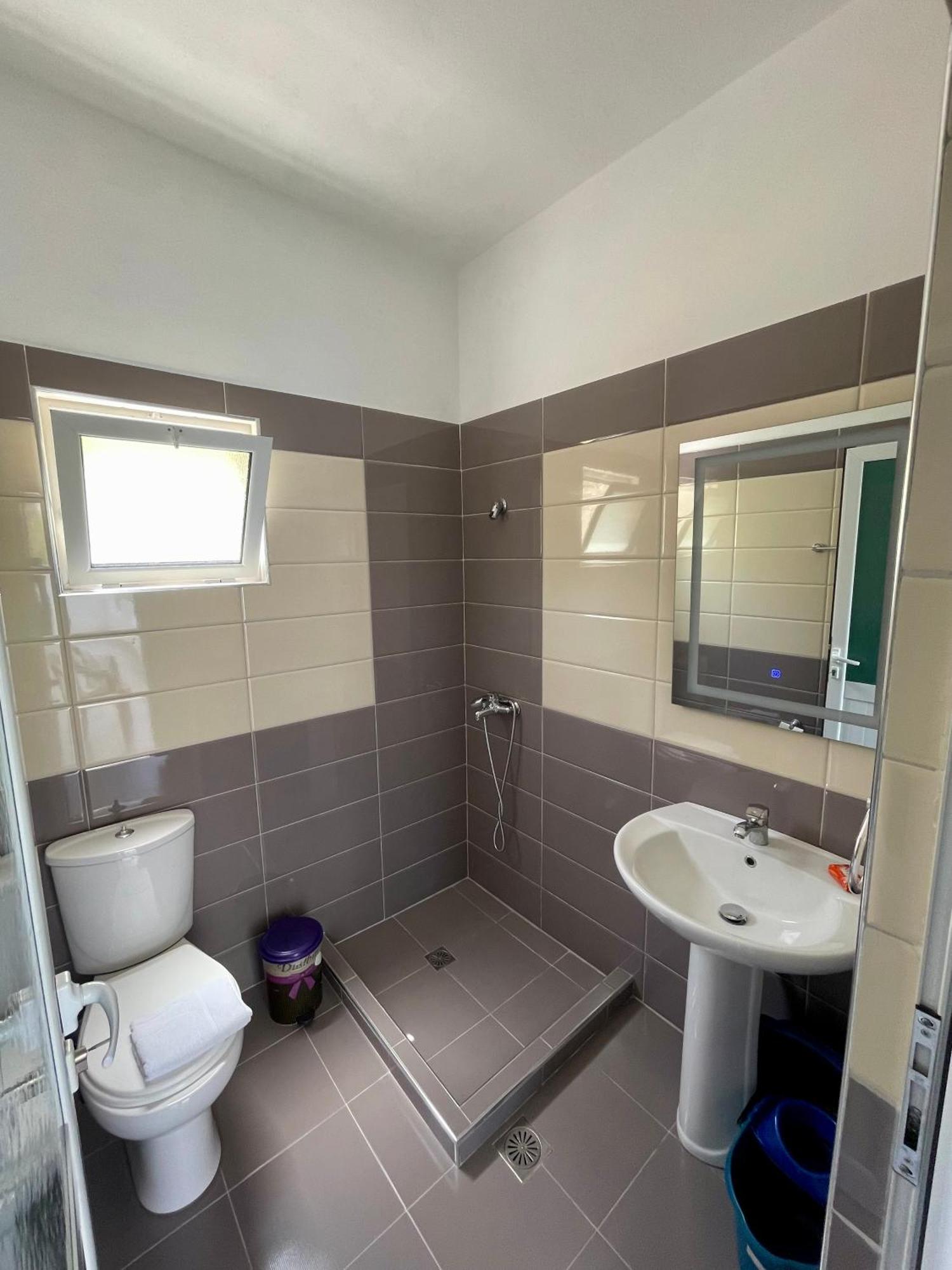 Keivi Guesthouse Sarande Bagian luar foto